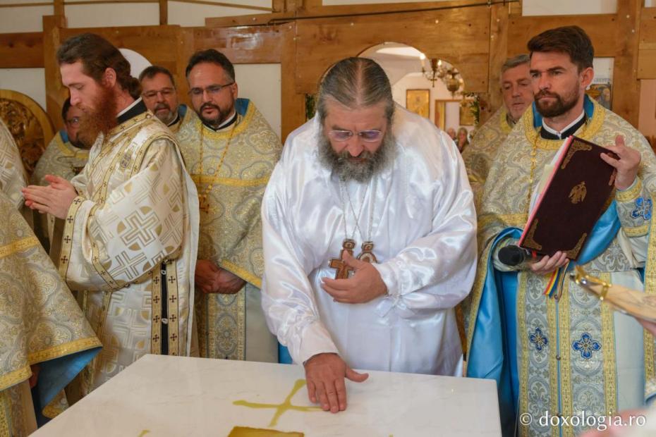 Slujba de resfințire a bisericii din Prigoreni / Foto: Mihail Vrăjitoru
