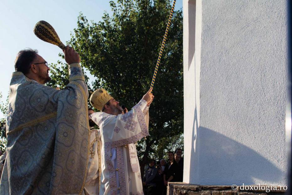 Slujba de resfințire a bisericii din Prigoreni / Foto: Mihail Vrăjitoru